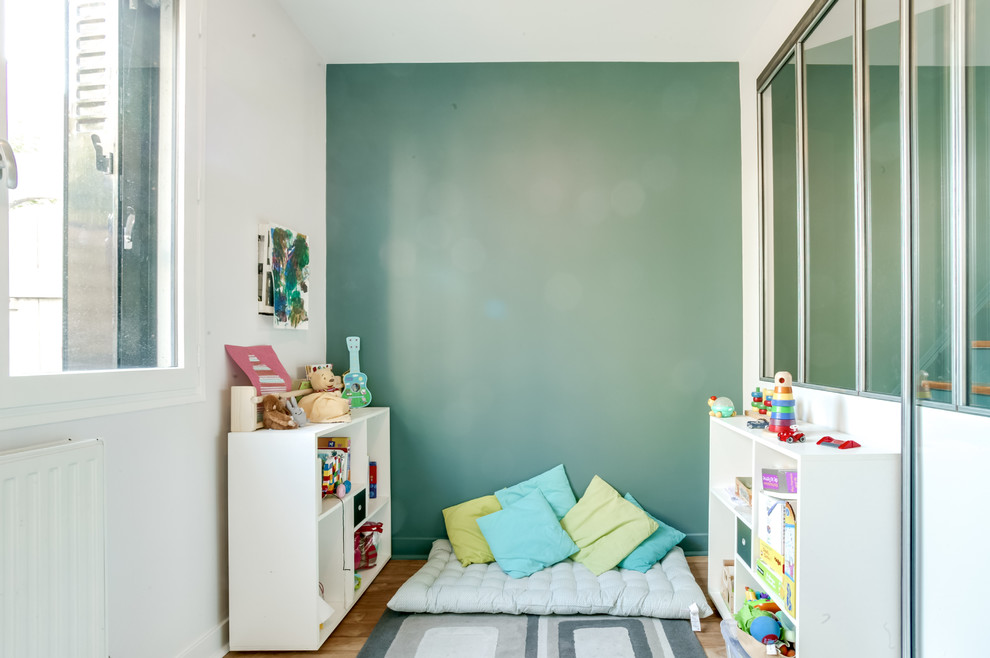 Ispirazione per un soggiorno minimal di medie dimensioni e chiuso con pareti blu e parquet chiaro