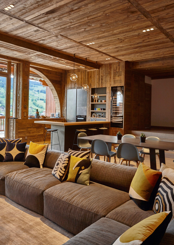 Großes, Offenes Uriges Wohnzimmer mit hellem Holzboden, Kamin, Kaminumrandung aus Beton und Multimediawand in Lyon