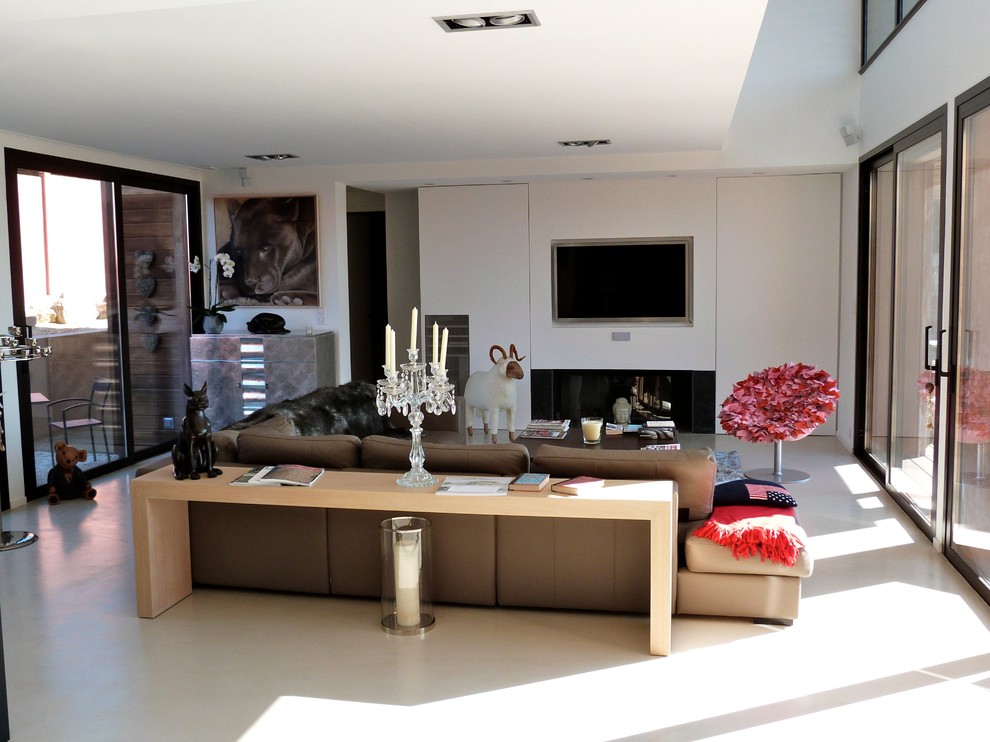 Idée de décoration pour un grand salon design ouvert avec un mur blanc et un téléviseur encastré.