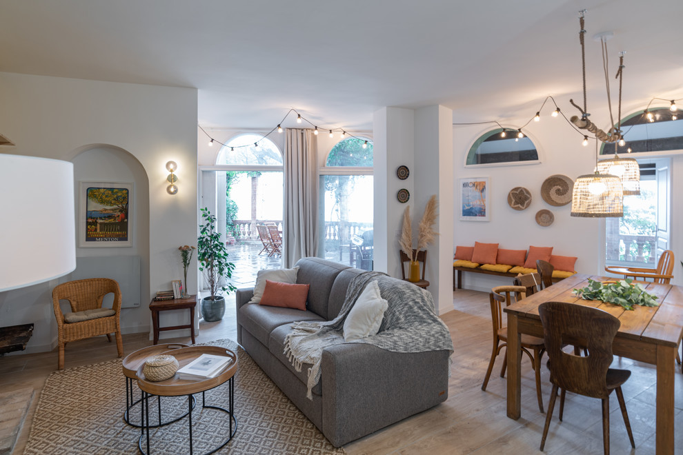 Mittelgroßes, Offenes Eklektisches Wohnzimmer mit weißer Wandfarbe, hellem Holzboden und braunem Boden in Nizza