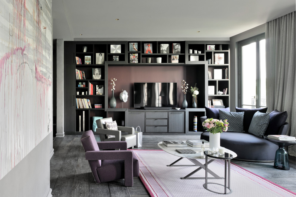 Cette photo montre une salle de séjour tendance avec un mur gris, parquet foncé et un sol gris.