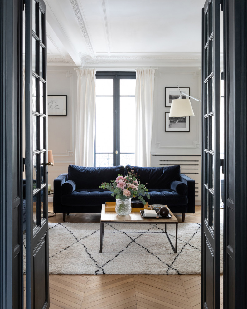Стильный дизайн: большая изолированная гостиная комната в стиле неоклассика (современная классика) с серыми стенами, светлым паркетным полом, стандартным камином и фасадом камина из камня - последний тренд