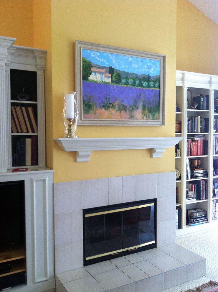 Réalisation d'une salle de séjour minimaliste de taille moyenne et ouverte avec une bibliothèque ou un coin lecture, un mur beige, une cheminée standard et un manteau de cheminée en carrelage.