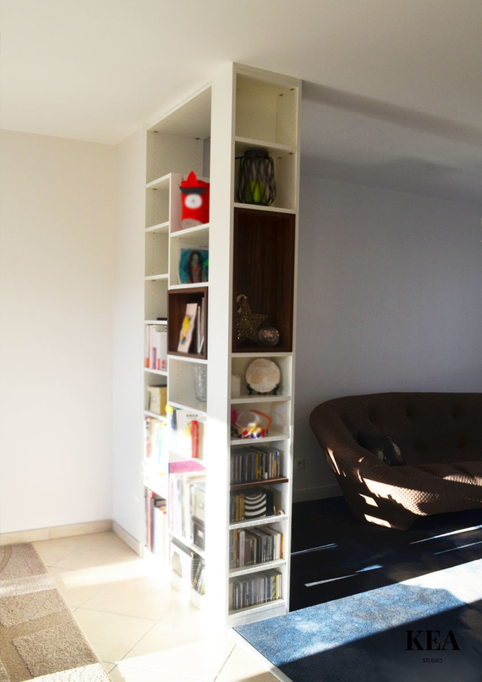 Inspiration pour une salle de séjour design de taille moyenne et ouverte avec une bibliothèque ou un coin lecture, un mur blanc, moquette, aucune cheminée, un téléviseur indépendant et un sol bleu.