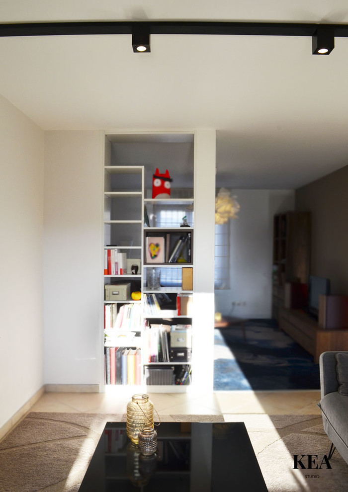 Идея дизайна: открытая гостиная комната среднего размера в современном стиле с с книжными шкафами и полками, белыми стенами, ковровым покрытием, отдельно стоящим телевизором и синим полом без камина
