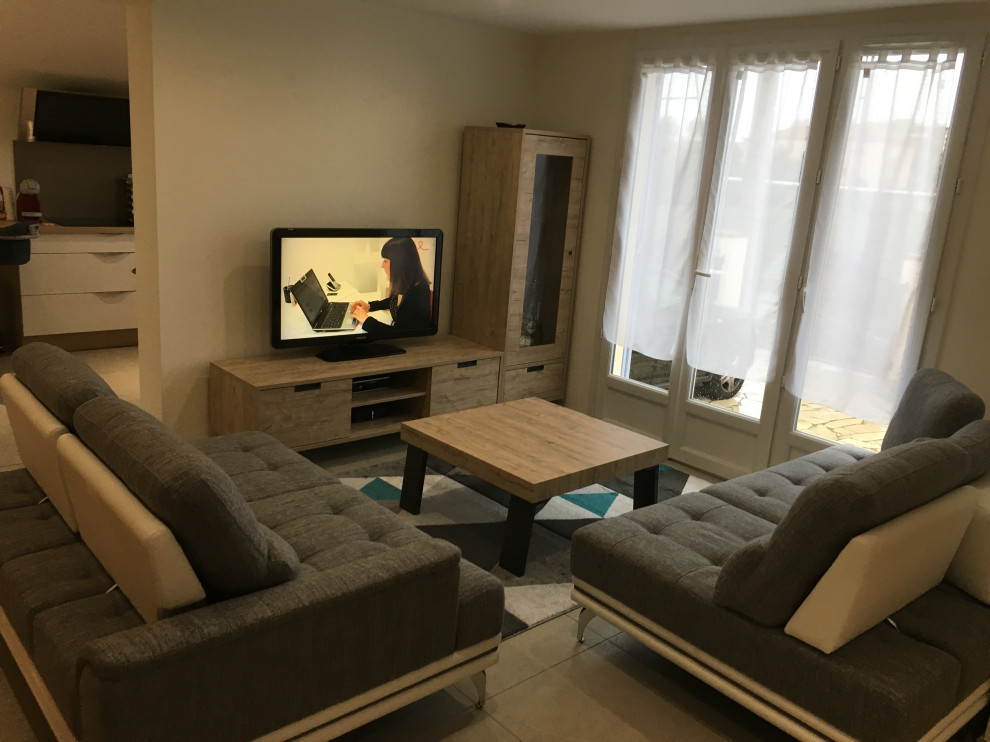 Ejemplo de sala de estar abierta minimalista de tamaño medio sin chimenea con paredes beige, suelo de baldosas de cerámica, televisor independiente y suelo gris