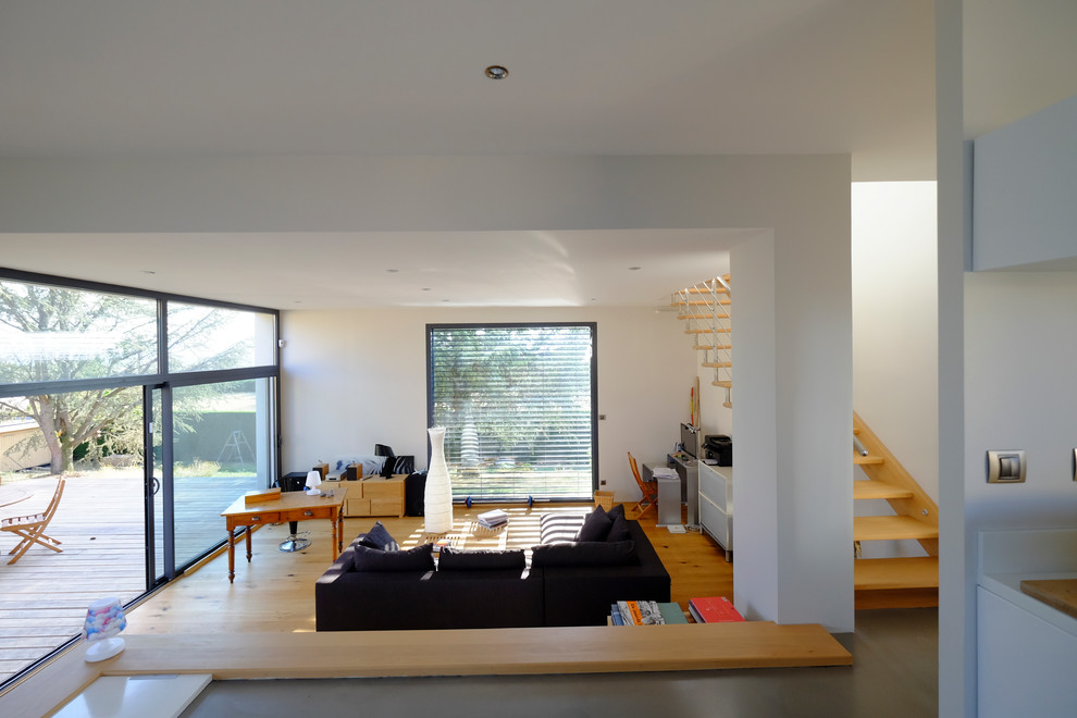Idées déco pour une grande salle de séjour contemporaine ouverte avec un mur blanc, parquet clair et un sol beige.