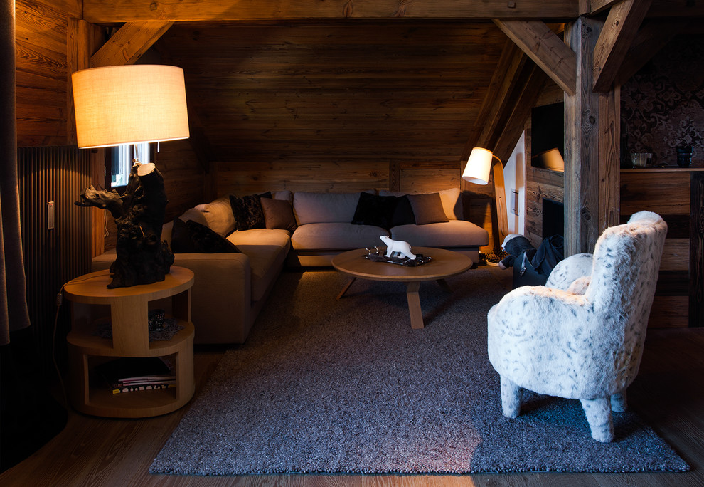 Ejemplo de sala de estar abierta rural con paredes beige y suelo de madera clara