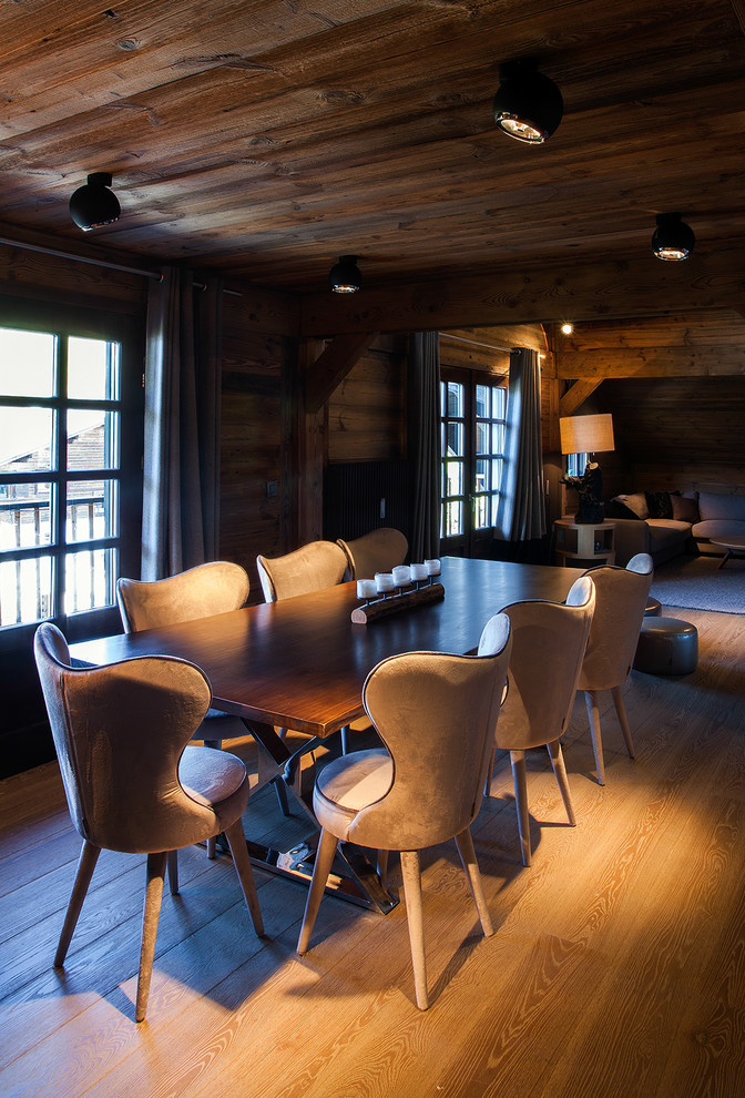 Ejemplo de sala de estar abierta rústica con paredes beige y suelo de madera clara