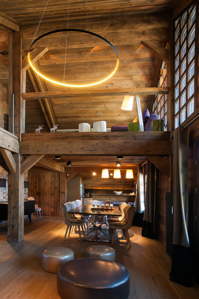 Modelo de sala de estar abierta rural con paredes beige y suelo de madera clara