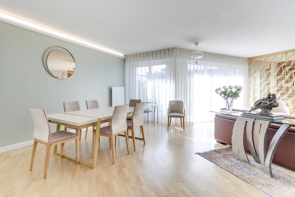Exemple d'une grande salle de séjour tendance ouverte avec un mur vert, parquet clair, aucune cheminée, un téléviseur indépendant et un sol beige.