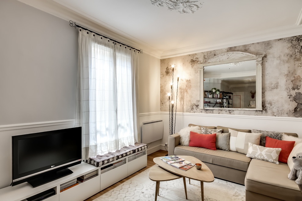 Источник вдохновения для домашнего уюта: гостиная комната в стиле неоклассика (современная классика) с серыми стенами, паркетным полом среднего тона и отдельно стоящим телевизором