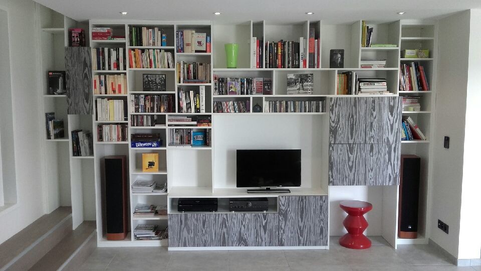 Aménagement d'une grande salle de séjour contemporaine ouverte avec une bibliothèque ou un coin lecture, un mur blanc, un sol en carrelage de céramique, aucune cheminée, un téléviseur indépendant et un sol gris.