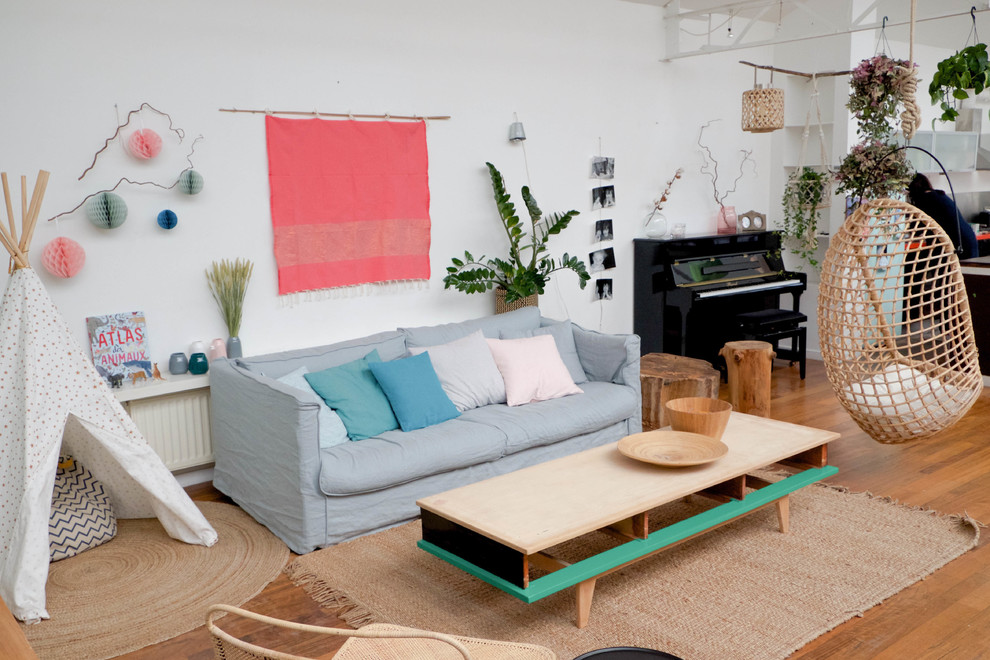 Foto di un grande soggiorno scandinavo aperto con sala della musica, pareti bianche, pavimento in legno massello medio, nessun camino e nessuna TV