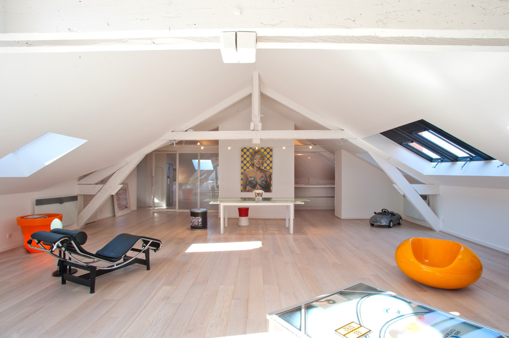Foto di un ampio soggiorno minimal con pareti bianche, parquet chiaro e sala giochi