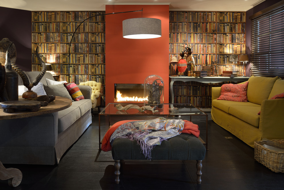Esempio di un soggiorno stile rurale con libreria, pareti multicolore, camino lineare Ribbon e nessuna TV