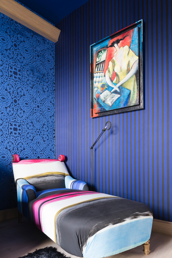 Свежая идея для дизайна: изолированная гостиная комната среднего размера в современном стиле с светлым паркетным полом и разноцветными стенами - отличное фото интерьера