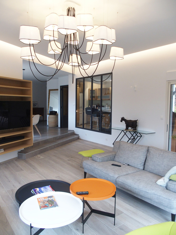 Idée de décoration pour une salle de séjour design de taille moyenne et ouverte avec un sol gris.