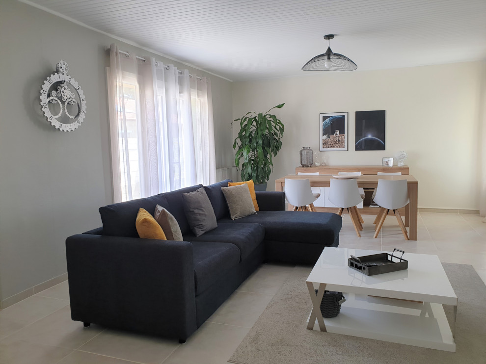 Mittelgroßes, Offenes Modernes Wohnzimmer ohne Kamin mit grauer Wandfarbe, Keramikboden, TV-Wand, beigem Boden und Holzdielendecke in Lyon