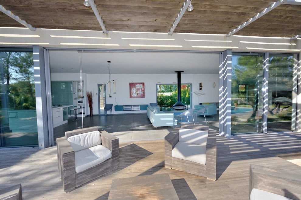 Inspiration pour une grande salle de séjour design ouverte avec un mur blanc et un sol en ardoise.