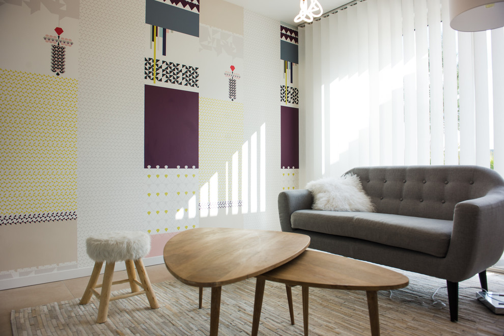 Foto di un soggiorno scandinavo aperto e di medie dimensioni con pareti multicolore, pavimento con piastrelle in ceramica e nessun camino