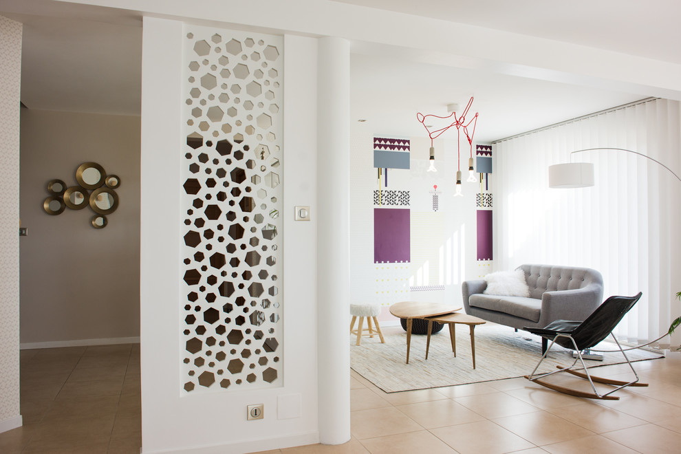 Ispirazione per un soggiorno scandinavo aperto e di medie dimensioni con pareti multicolore, pavimento con piastrelle in ceramica e nessun camino