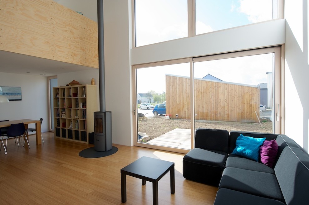 Mittelgroßes, Fernseherloses, Offenes Modernes Wohnzimmer mit weißer Wandfarbe und Bambusparkett in Nantes
