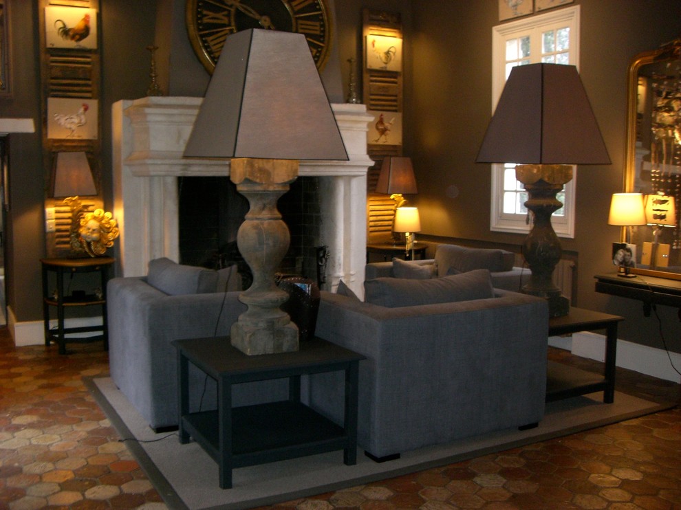 Diseño de sala de estar campestre de tamaño medio con paredes negras, suelo de baldosas de cerámica y suelo beige