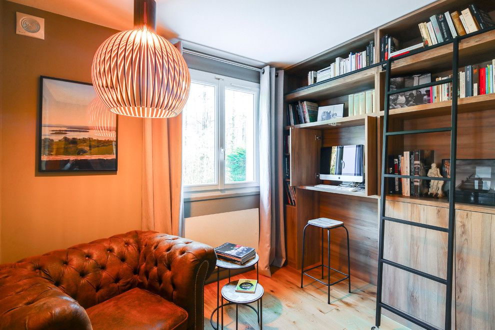 Aménagement d'une salle de séjour campagne de taille moyenne et ouverte avec une bibliothèque ou un coin lecture et parquet clair.
