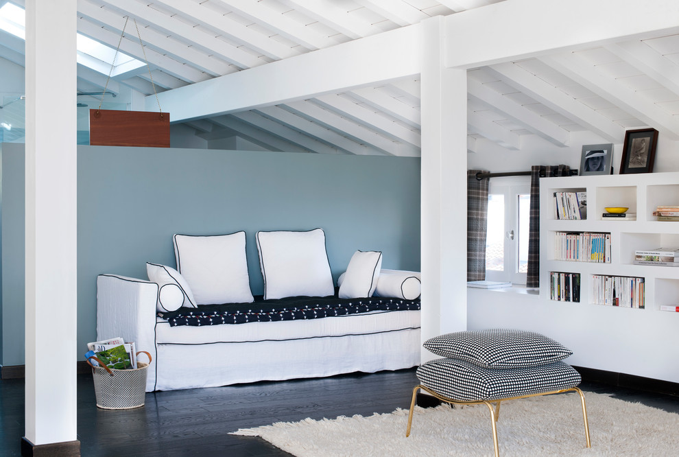 Идея дизайна: гостиная комната в морском стиле с с книжными шкафами и полками, синими стенами и темным паркетным полом без камина