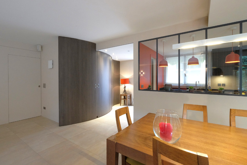 Esempio di un soggiorno design di medie dimensioni e aperto con pareti marroni, pavimento in pietra calcarea e pavimento beige