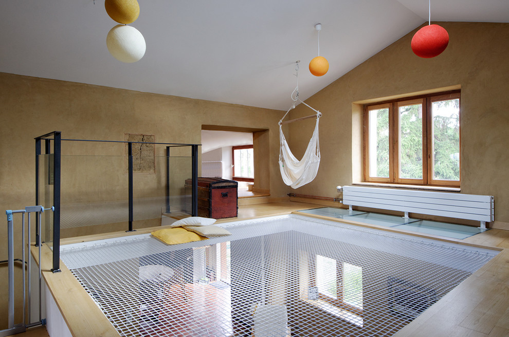 Diseño de sala de estar contemporánea de tamaño medio sin chimenea y televisor con paredes marrones, suelo de madera clara y suelo beige