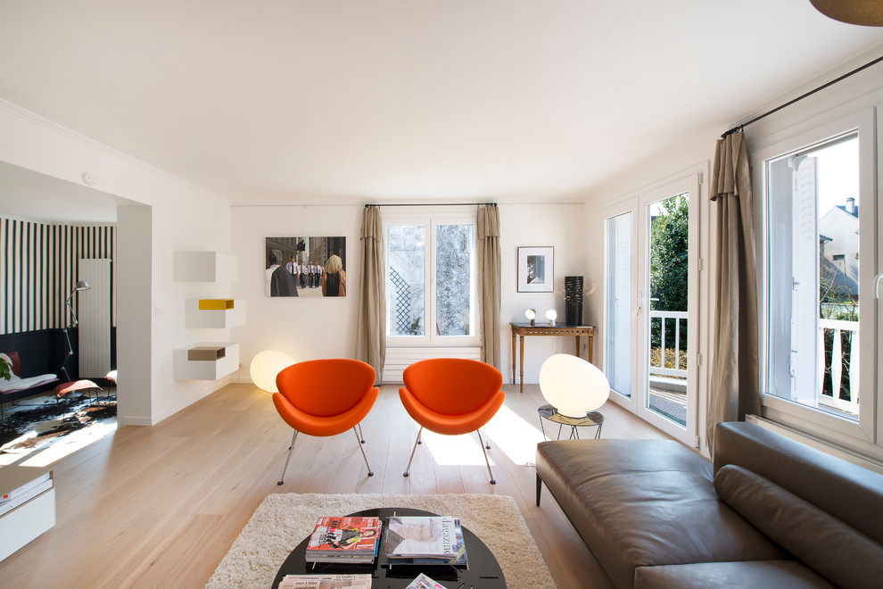 Ispirazione per un soggiorno scandinavo con pareti bianche, parquet chiaro e pavimento beige