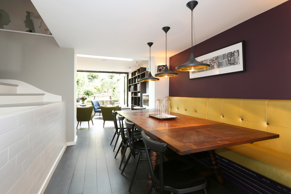 Foto di una sala da pranzo contemporanea di medie dimensioni con pareti viola e pavimento con piastrelle in ceramica