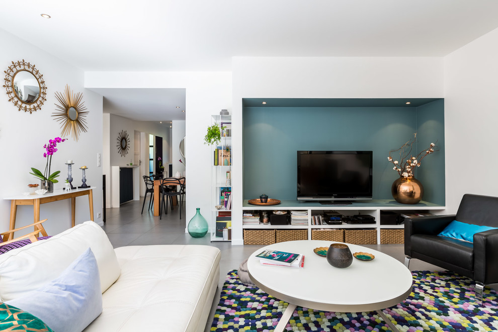 Cette image montre une grande salle de séjour design ouverte avec un téléviseur indépendant, un sol en carrelage de céramique, aucune cheminée et un mur multicolore.