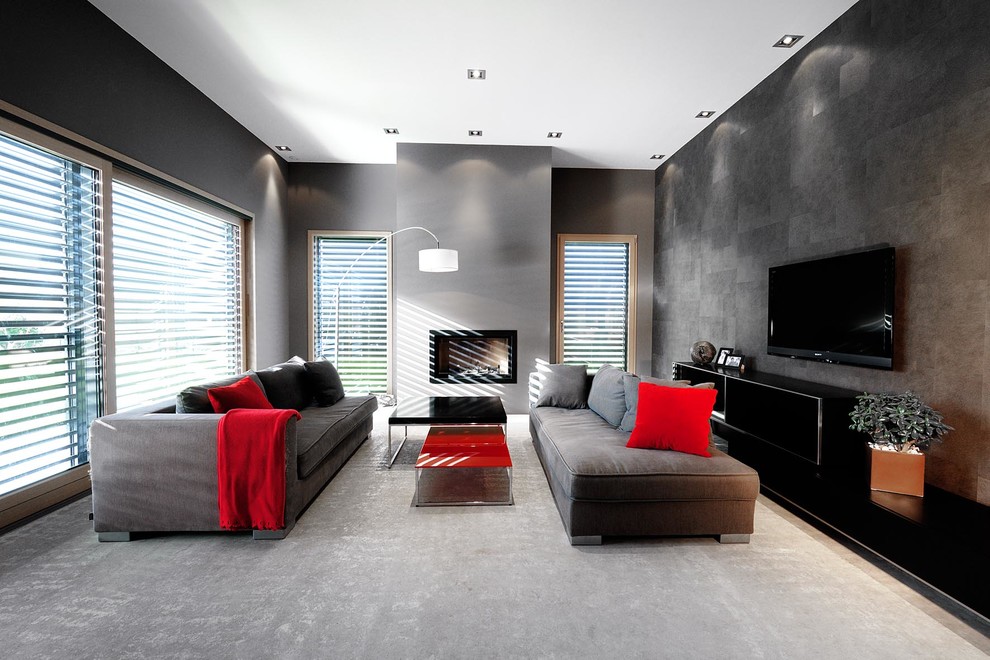 Diseño de sala de estar cerrada actual de tamaño medio con paredes grises, todas las chimeneas y televisor colgado en la pared