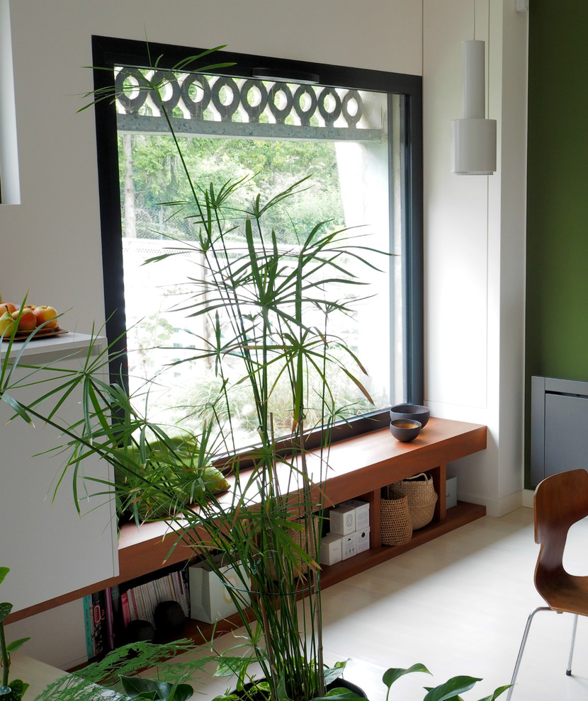 Modelo de sala de estar abierta actual con paredes verdes y suelo de madera pintada