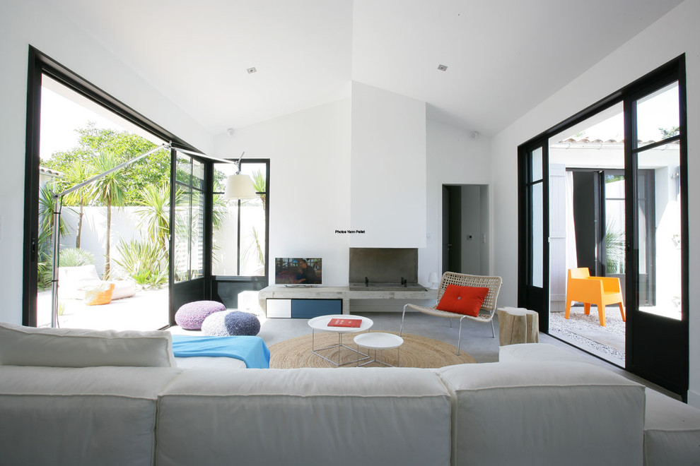Beach style family room photo in Clermont-Ferrand