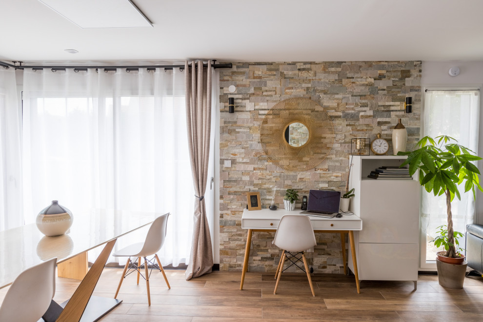 Réalisation d'une salle de séjour design de taille moyenne et ouverte avec un mur beige, un sol en carrelage de céramique, un sol marron et un mur en parement de brique.