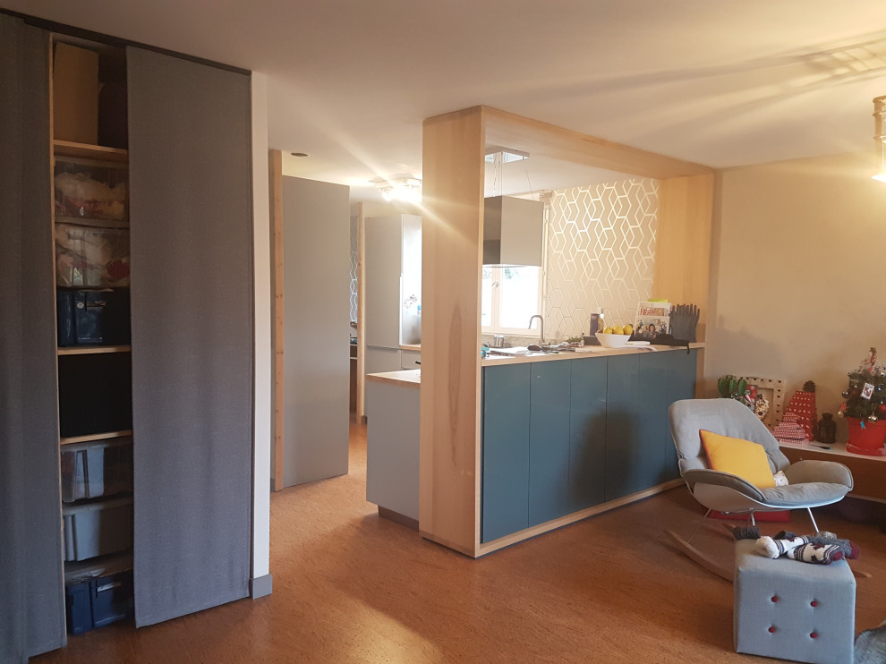 Стильный дизайн: открытая гостиная комната среднего размера в скандинавском стиле с домашним баром, серыми стенами, пробковым полом, скрытым телевизором, бежевым полом и обоями на стенах без камина - последний тренд
