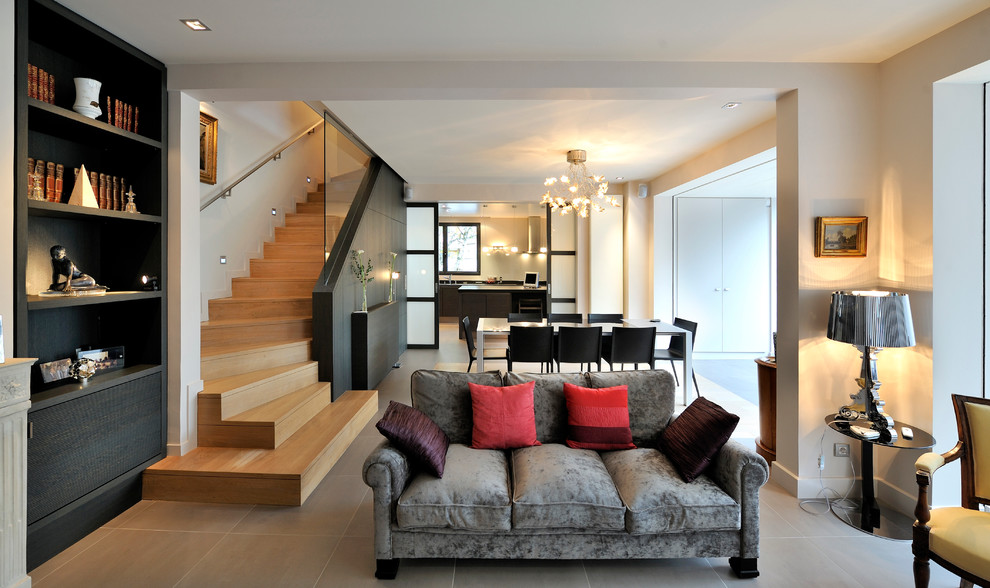 Стильный дизайн: открытая гостиная комната среднего размера в современном стиле с бежевыми стенами и полом из керамической плитки - последний тренд