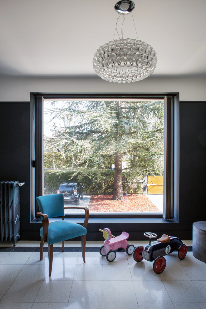 Idee per un soggiorno moderno aperto con pareti verdi e pavimento beige