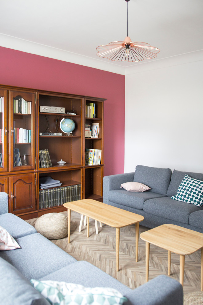 Imagen de sala de estar retro grande con paredes rosas y suelo vinílico
