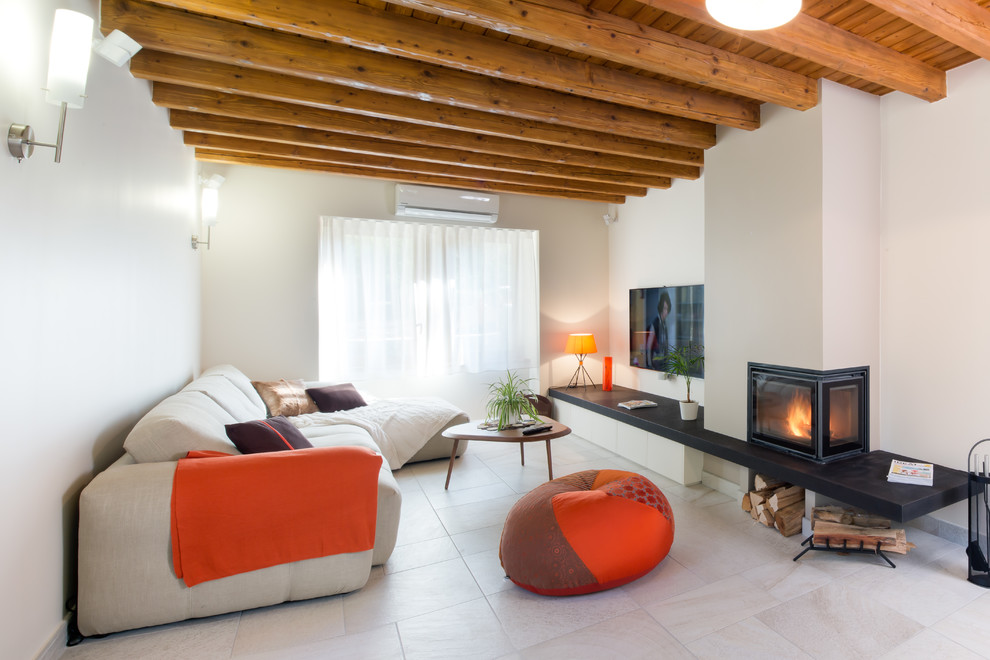 Cette image montre une salle de séjour design avec un mur blanc et une cheminée d'angle.