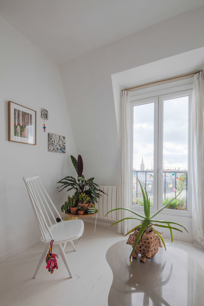 Family room - contemporary family room idea in Paris