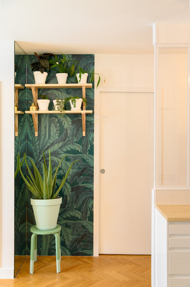 Mittelgroßes, Fernseherloses, Offenes Skandinavisches Wohnzimmer ohne Kamin mit grüner Wandfarbe und hellem Holzboden in Marseille