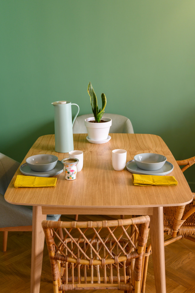 Idéer för mellanstora skandinaviska matplatser, med gröna väggar och ljust trägolv