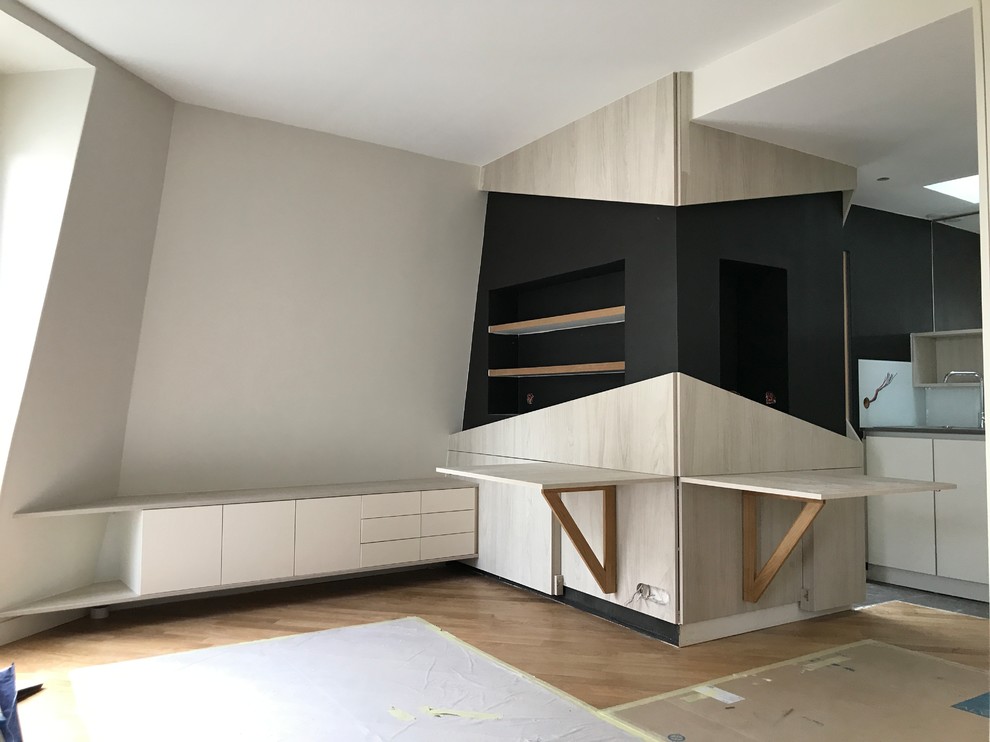Ejemplo de sala de estar abierta contemporánea pequeña sin chimenea con paredes beige, suelo de madera en tonos medios y suelo marrón