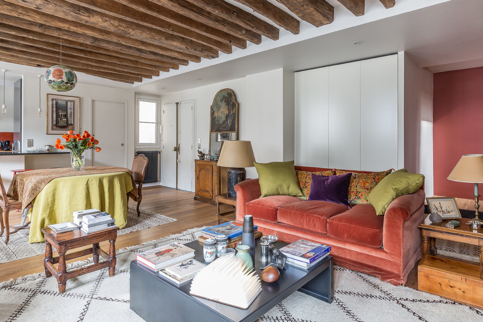 Foto de sala de estar mediterránea con paredes blancas, suelo de madera en tonos medios y suelo marrón