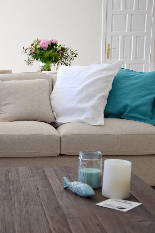 Ejemplo de sala de estar de estilo de casa de campo de tamaño medio con paredes blancas, suelo de mármol y suelo beige